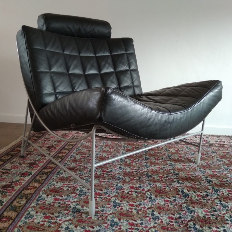 Relaxstoel van zwart doorgestikt leer en metalen frame
