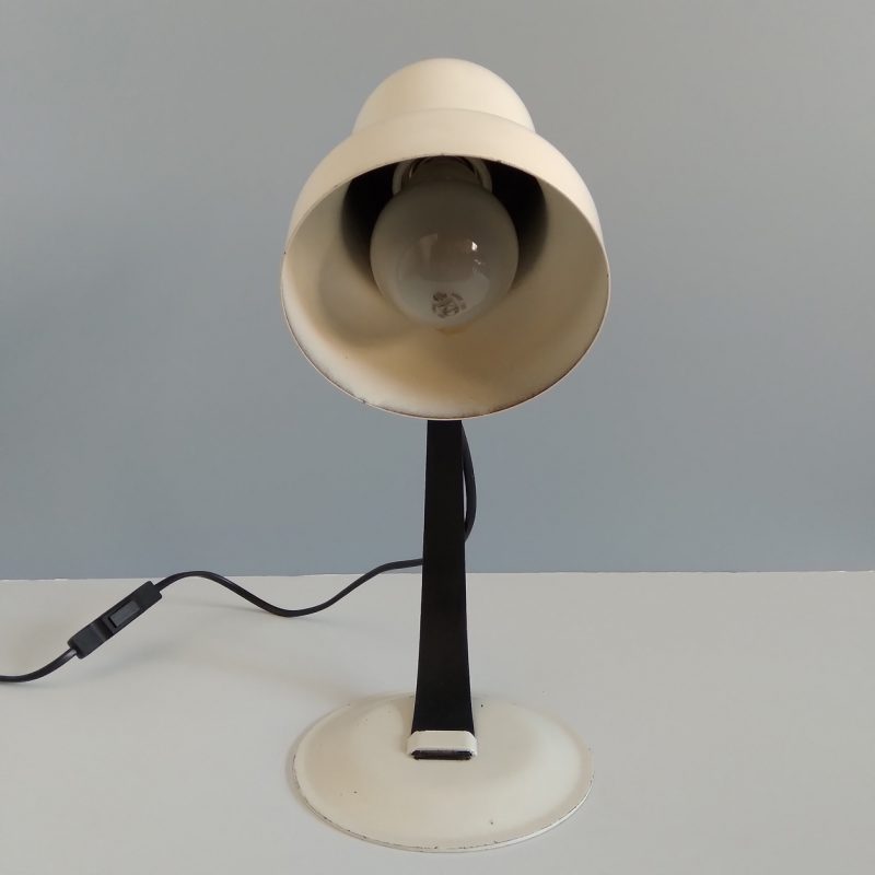 zwart witte vintage bureaulamp met witte kap en voet